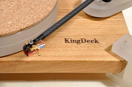 Проигрыватель виниловых пластинок King Deck от дизайн-студии NewArtVinyl
