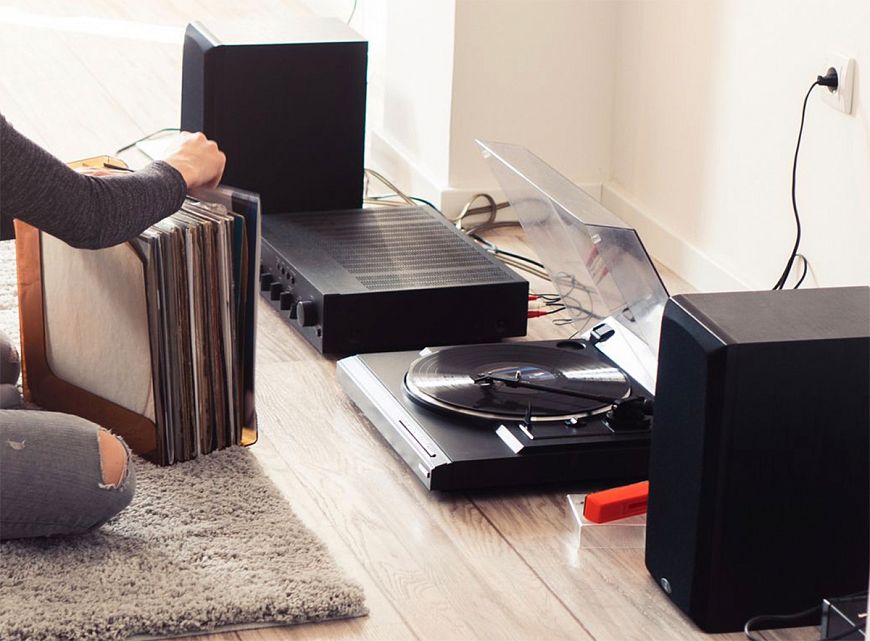 2. Размещение проигрывателя винила на сабвуфере или на полу