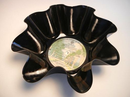 Предметы быта, сделанные из виниловых пластинок